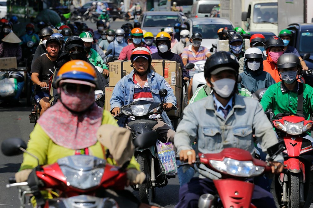 Áo chống nắng dần trở thành “vật bất ly thân” của người dân tại các đô thị lớn ở Việt Nam.