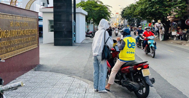 Hình ảnh sinh viên đi học bằng xe ôm công nghệ.