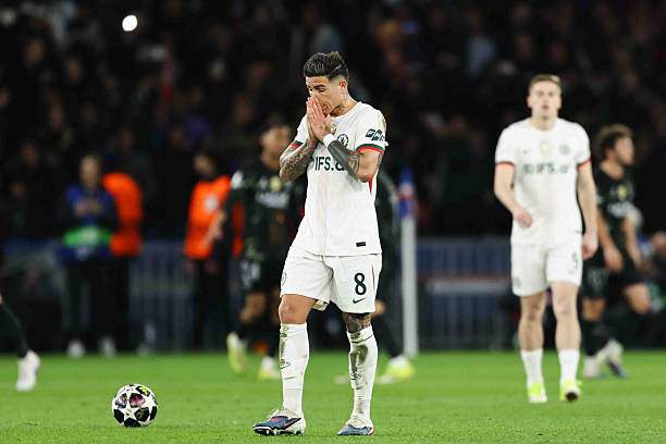 Chelsea đặt một chân ra khỏi Cúp C1&nbsp;và vẫn đang phải chiến đấu cho tấm vé trở lại giải này mùa sau