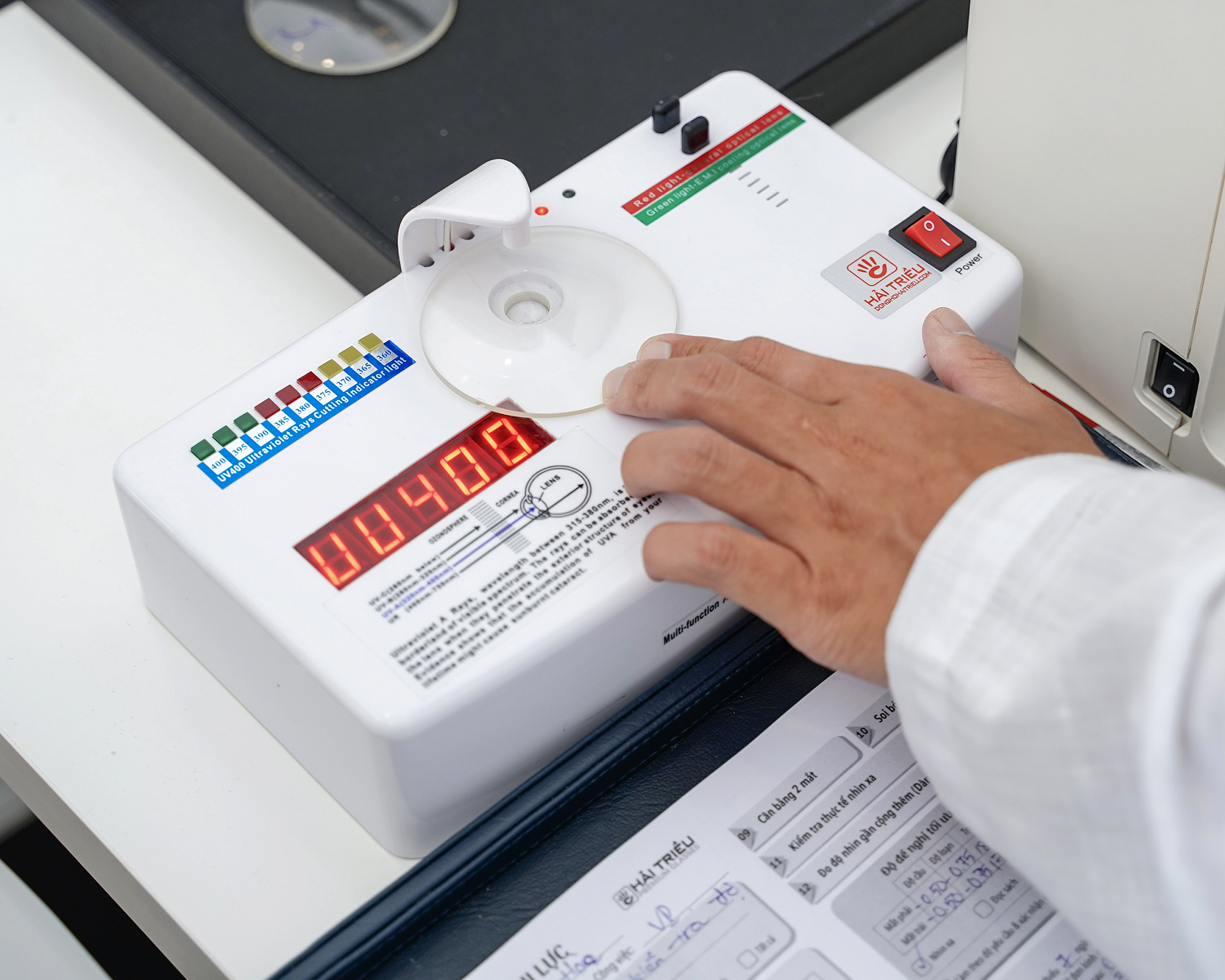 Khâu QC tròng kính trước khi mài lắp