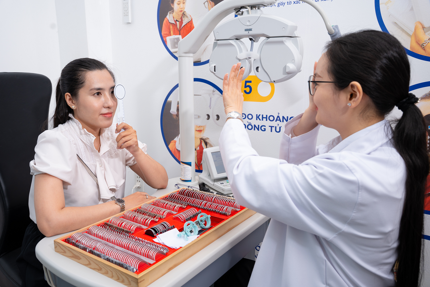 Quy trình đo mắt là “nghi thức” bắt buộc tại mỗi showroom Kính Hải Triều