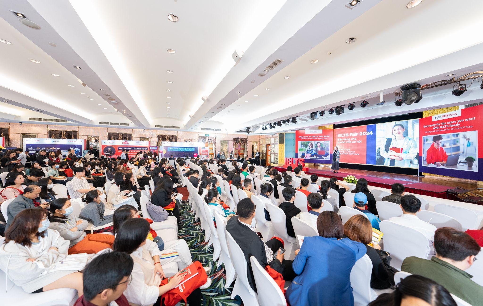 Khu vực tọa đàm và chuỗi workshop tại IELTS Fair 2024 thu hút nhiều học sinh, phụ huynh, chuyên gia.