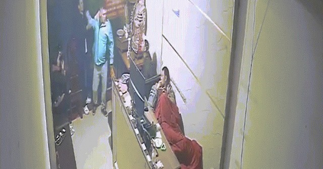 Công an vào cuộc vụ tài xế xe công nghệ hành hung người dân giữa đêm ở Hà Nội