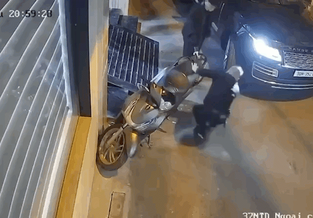 Xác minh clip tài xế Range Rover chọc thủng lốp xe máy SH đỗ chắn đường - 1