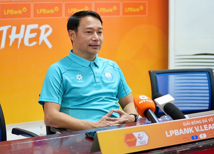 HLV Vũ Hồng Việt trả lời báo chí sau trận thắng Thanh Hóa tối 13/3.