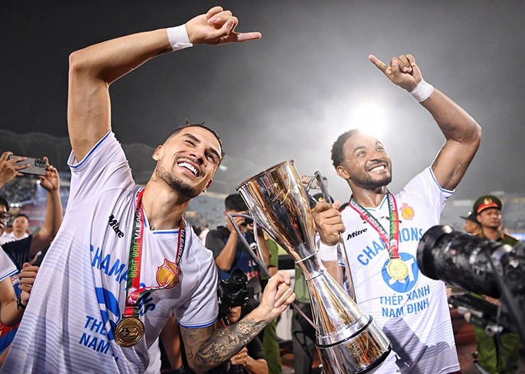 Xuân Son và Hoàng Hên đều là học trò của HLV Vũ Hồng Việt ở hai mùa giải Nam Định vô địch V-League.