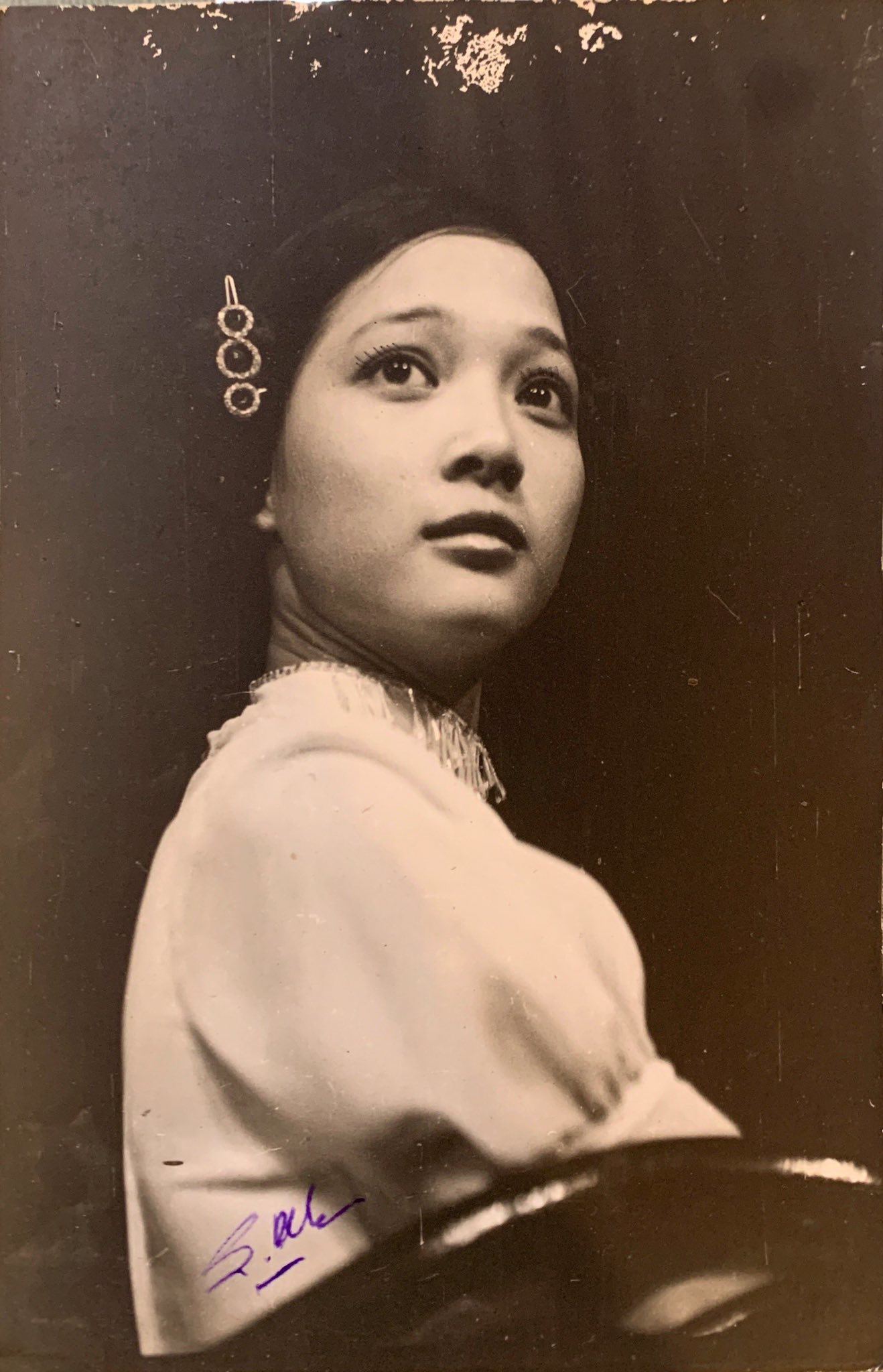 NSND Lê Khanh là một trong những biểu tượng nhan sắc của sân khấu kịch miền Bắc. Cách đây ít tháng khi đạo diễn - NSND Phạm Thị Thành qua đời, NSND Lê Khanh đã chia sẻ lại những kỉ niệm gắn bó với bà. Đồng thời, chị khoe lại những vai diễn đẹp gây thương nhớ cho khán giả nhiều thập niên về trước. Cụ thể trong hình chị vào vai Juliette trong Romeo &amp; Juliette được công diễn vào năm 1982.