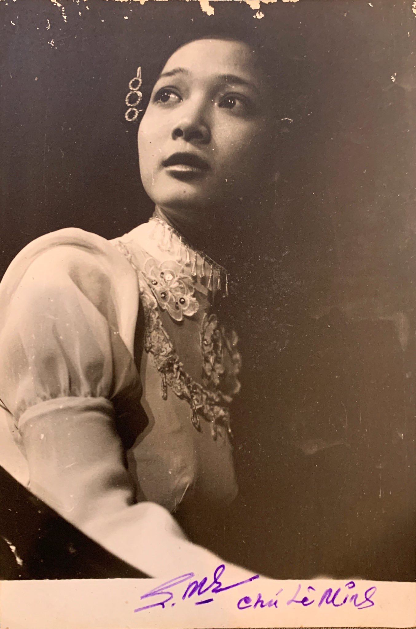 NSND Lê Khanh là một trong những biểu tượng nhan sắc của sân khấu kịch miền Bắc. Cách đây ít tháng khi đạo diễn - NSND Phạm Thị Thành qua đời, NSND Lê Khanh đã chia sẻ lại những kỉ niệm gắn bó với bà. Đồng thời, chị khoe lại những vai diễn đẹp gây thương nhớ cho khán giả nhiều thập niên về trước. Cụ thể trong hình chị vào vai Juliette trong Romeo &amp; Juliette được công diễn vào năm 1982.