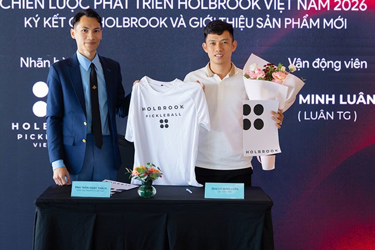 Tay vợt Luân Tú trong lễ ra mắt CLB