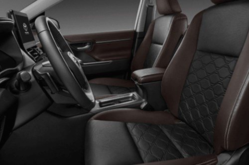 VinFast VF7 thuần điện 100% hay Innova Cross HEV xăng lai điện? - 4