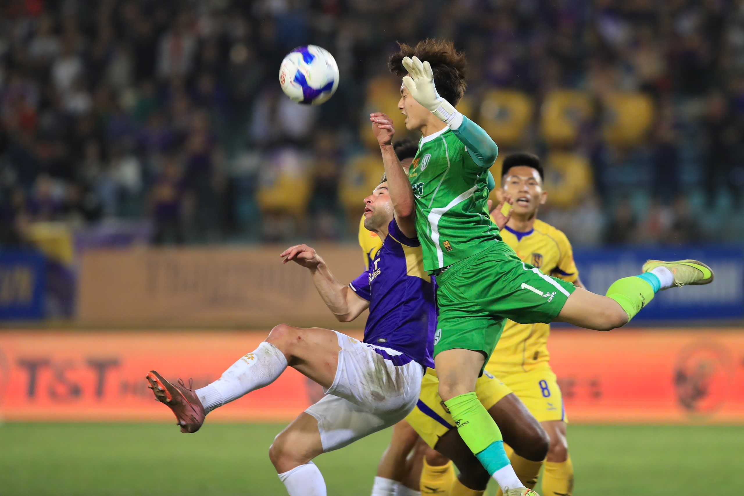 Thủ môn Văn Bình liên tục từ chối các cơ hội từ phía Hà Nội trong hiệp 1