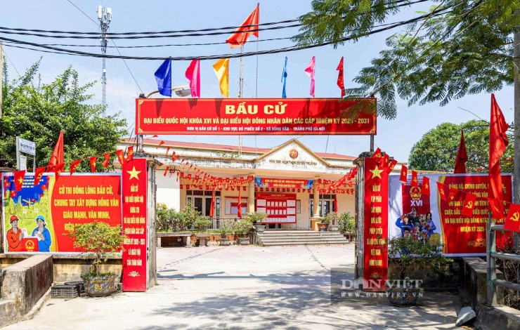 Một điểm bầu cử tại xã Hồng Vân với cờ, pano và khẩu hiệu tuyên truyền đã sẵn sàng cho ngày bầu cử. Ảnh: Dân Việt.