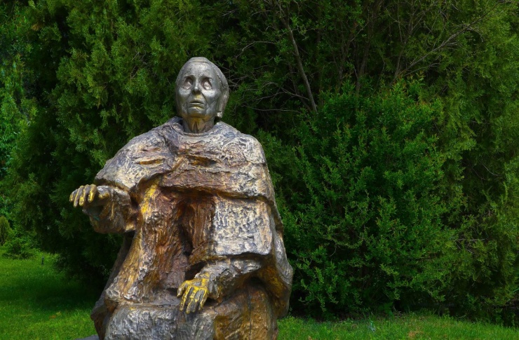 Tượng bà Baba Vanga ở Rupite, Bulgaria.