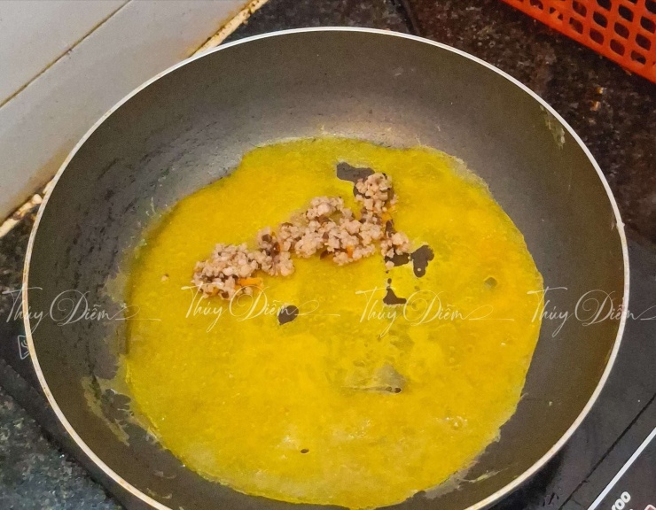 Tráng lớp bánh mỏng, chờ 10 giây bánh chín, cho nhân vào cuốn