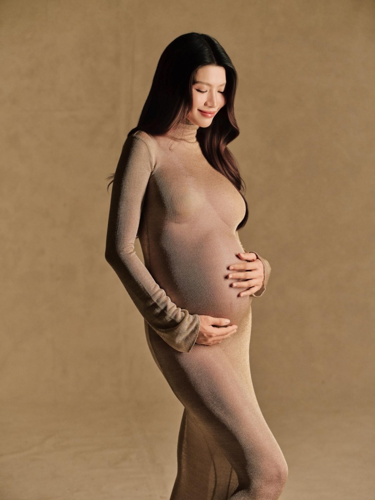 Á hậu Quỳnh Châu mặc đầm bó chụp ảnh để "lưu lại đường cong đẹp nhất cuộc đời".