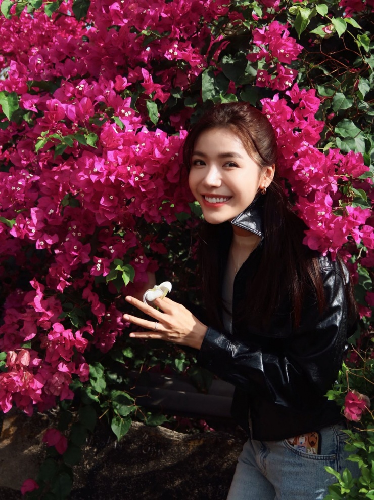 Trở về Việt Nam sau chuyến công tác Oman cùng ông xã, người mẫu Minh Tú đi chùa cầu an.