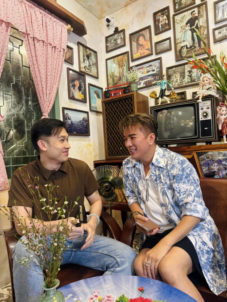 Ca sĩ Dương Triệu Vũ (trái) đến ủng hộ quán cà phê mới mở của Đàm Vĩnh Hưng.