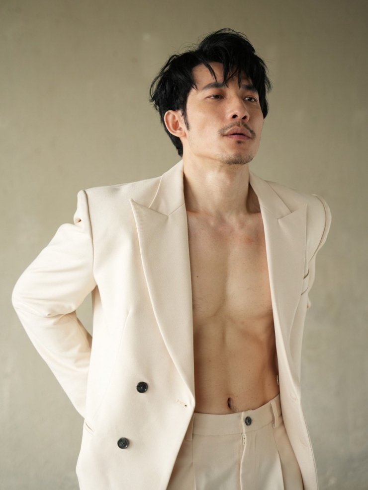 Diễn viên Liên Bỉnh Phát khoe thân hình rắn rỏi và hài hước chú thích: "Lỡ cả đời không thể đóng cúc luôn thì sao?".