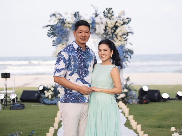 Vợ chồng Bình Minh - Anh Thơ tình tứ khi dự tiệc trên bãi biển.