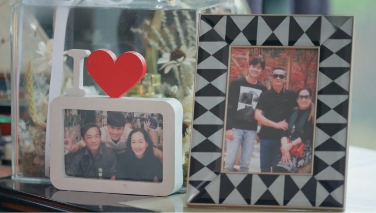 Hai tấm hình quan trọng của Quốc Trường với cha mẹ ở 2 thời khắc đặc biệt trong đời.