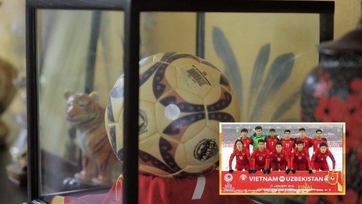 Quả bóng và chiếc áo có đầy đủ chữ ký của các tuyển thủ U23 Việt Nam.