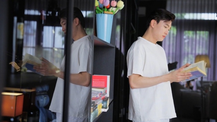 Quốc Trường yêu thích đọc sách.