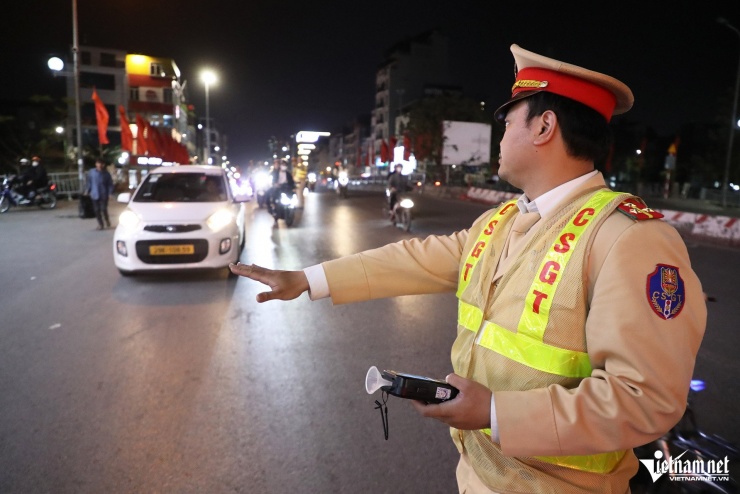 Vi phạm nồng độ cồn lần 2 trong tháng, người đàn ông bỏ xe rời hiện trường - 1