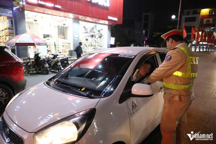 Vi phạm nồng độ cồn lần 2 trong tháng, người đàn ông bỏ xe rời hiện trường - 2