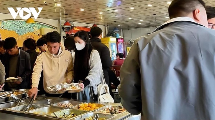 Giá xăng tăng, quán ăn tăng giá, người dân lo ngại - 1