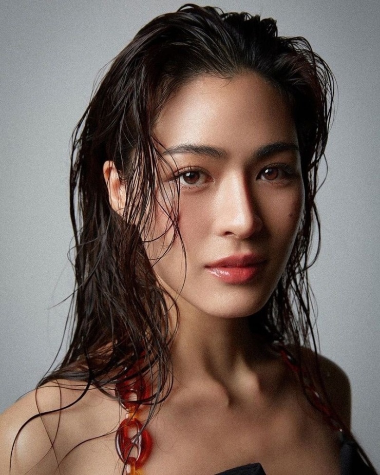 Lingling từng tham gia nhiều cuộc thi nhan sắc, giành giải Á hậu 1 và Hoa hậu Ảnh của Hoa hậu Khon Kaen 2016, Á hậu 1 Hoa hậu Khao Suan Kwang 2018. Danh hiệu này trở thành bước đệm, giúp cô ký hợp đồng làm diễn viên của Channel 3 HD. Người đẹp nổi tiếng với các phim My Forever Sunshine, Makkali The Love Tree, The Secret of Us, Only You.