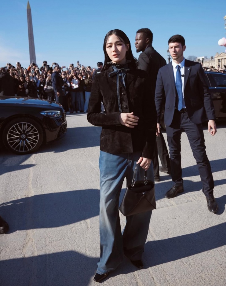 Lingling Kwong gây sốt khi xuất hiện ở show Thu Đông 2026 của Dior. Cô mặc bộ cánh đơn giản gồm áo khoác và quần jeans, xách túi nơ - một trong những thiết kế mới nhất của Dior do giám đốc sáng tạo J.W. Anderson thực hiện.