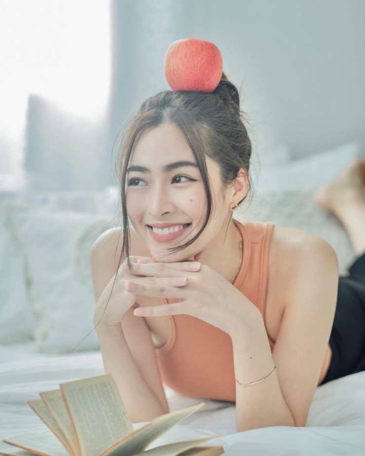 Người đẹp cao 1,68 m, gương mặt trái xoan, Vogue khen có nụ cười ngọt ngào.