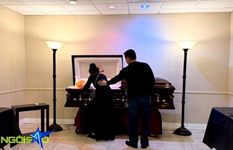 Trước khi lễ viếng bắt đầu, mẹ ruột Kasim Hoàng Vũ vào nhìn con trai lần cuối. Tối hôm trước, bà tự tay thay trang phục, chỉnh trang lại diện mạo cho anh.