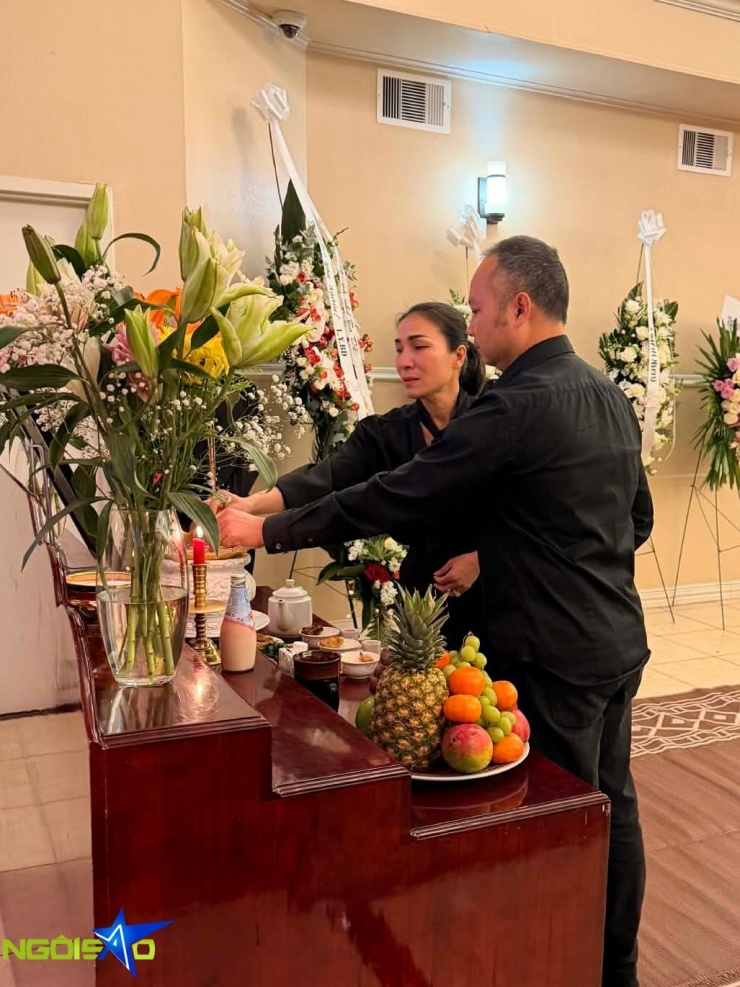 Cô không kìm được nước mắt lúc nhìn vào di ảnh người bạn quá cố.