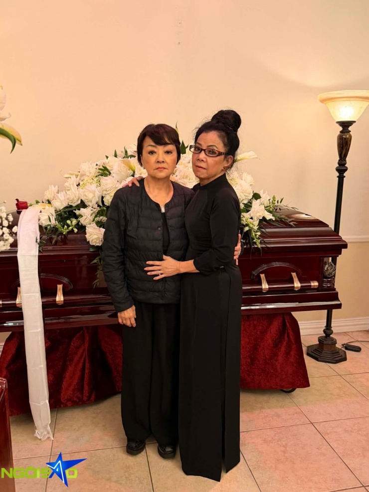 Danh ca Hương Lan thắp hương tiễn biệt Kasim Hoàng Vũ và động viên mẹ ca sĩ.