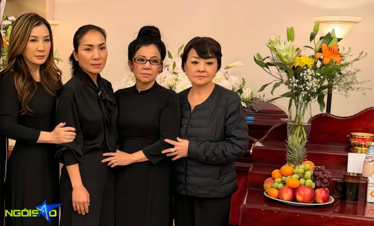 Ca sĩ Trizzie Phương Trinh (tóc dài) bay từ California đến Texas để tiễn biệt Kasim Hoàng Vũ.