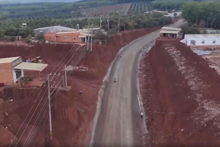 Vụ nhà dân cheo leo bên mép vực: Đồng Nai yêu cầu chủ đầu tư xin lỗi dân công khai