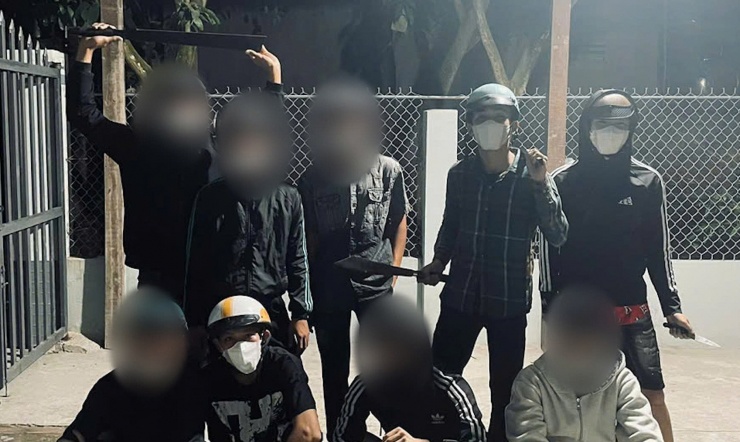 Nhóm thanh niên vô cớ chém người rồi chụp hình ''lưu niệm''. Ảnh: Phước Thanh/Công an tỉnh Đồng Tháp&nbsp;