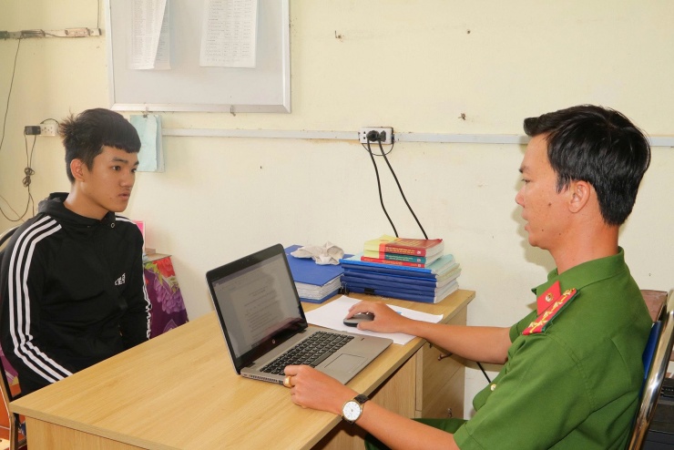 Công an làm việc với một thanh niên trong nhóm vô cớ chém người. Ảnh: Phước Thanh/Công an tỉnh Đồng Tháp