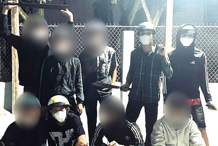 Nhóm thanh niên vô cớ chém người rồi chụp hình 'lưu niệm'