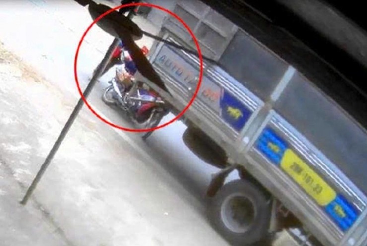 Cận cảnh màn giải cứu nghẹt thở người phụ nữ bị xe tải cuốn vào gầm