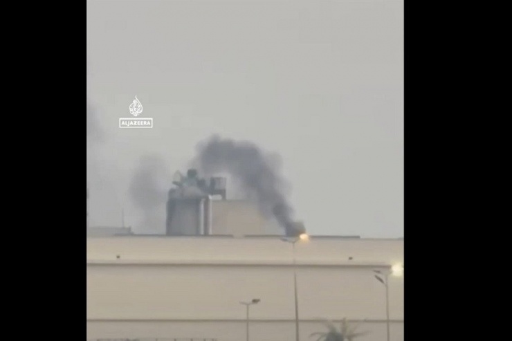 Hình ảnh khói đen bốc lên từ đại sứ quán Mỹ ở Iraq - 1