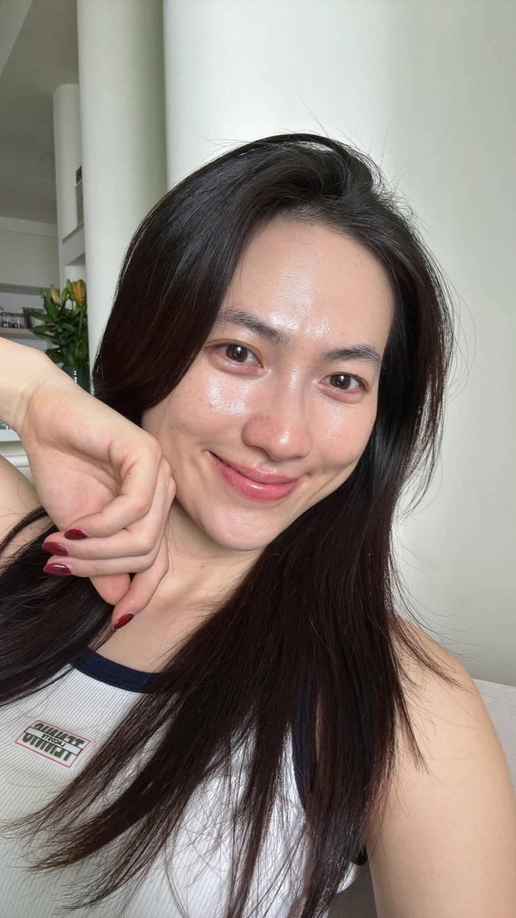 Tuy không đẹp rực rỡ nhưng Phương Anh Đào lại có gương mặt hài hòa với đôi mắt to, khuôn miệng nhỏ nhắn và ngay cả khi thiếu lớp mỹ phẩm, nhìn nữ diễn viên vẫn rất nổi bật, dễ thương.