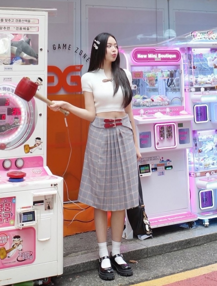 Trong một lần dạo chơi ở Hàn Quốc, cô cũng chọn một thiết kế crop top, phối chân váy xếp ly và giày Mary Jane.