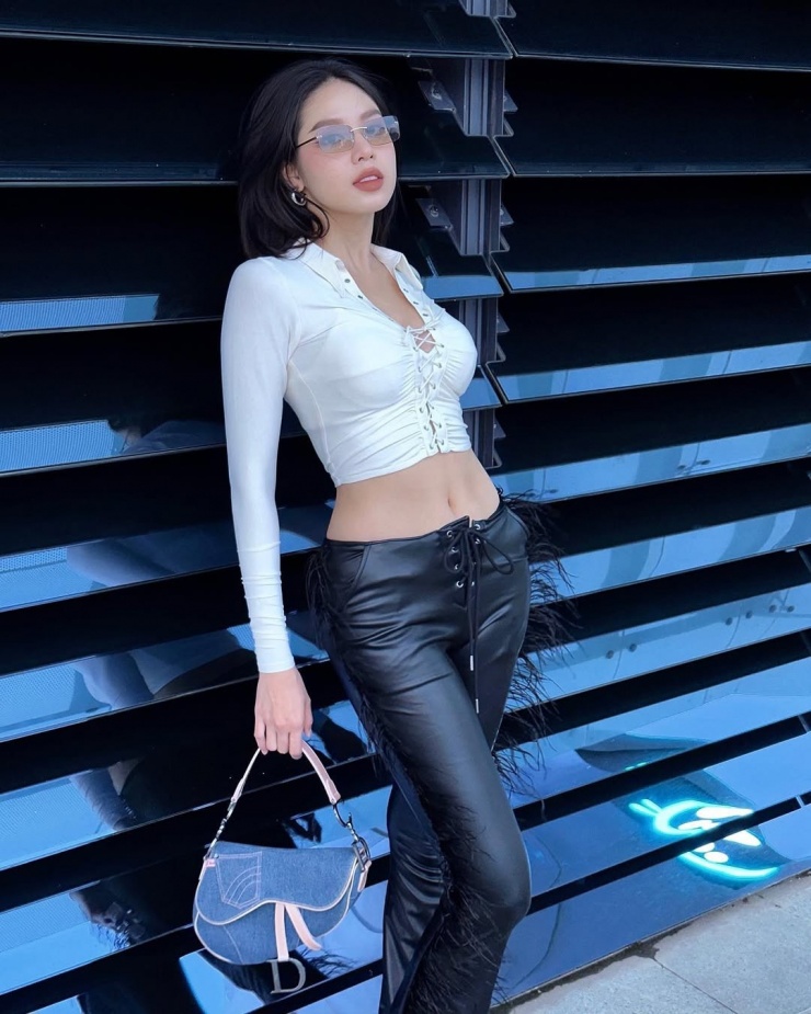 Phong cách Y2K pha punk với quần da tua rua, túi yên ngựa của Dior và áo đan dây.