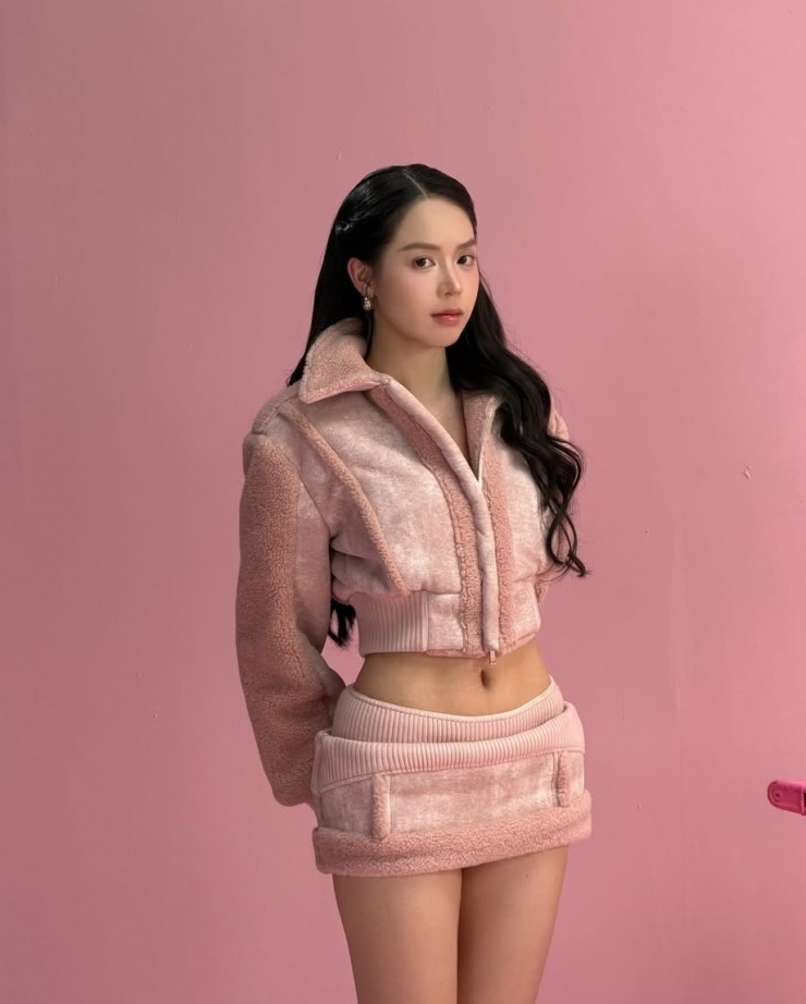 Không chỉ mặc áo ngắn mùa hè, Thanh Thủy còn nhiều lần diện phong cách này với những thiết kế dành cho mùa lạnh khi đi lịch hoặc chụp hình thời trang.