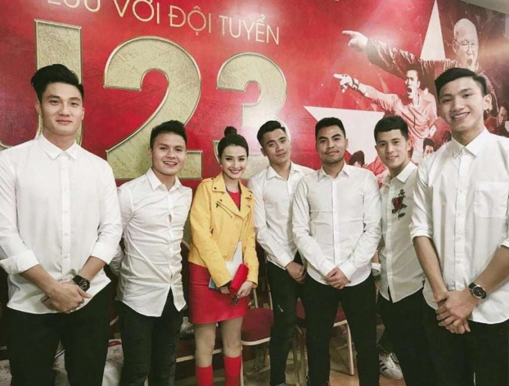 MC Huyền Trang trong lần đầu gặp gỡ cầu thủ Đức Huy. (Ảnh: IGNV)