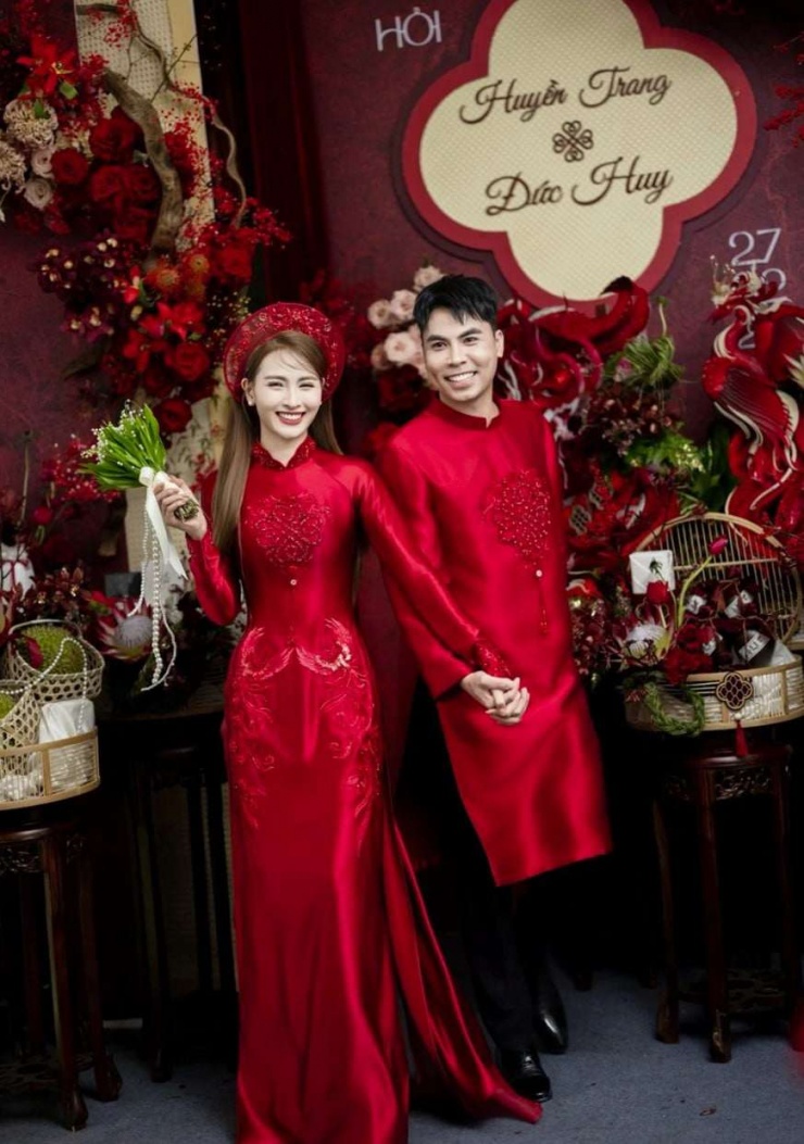 MC Huyền Trang và tiền vệ Đức Huy trong lễ ăn hỏi. (Ảnh: FBNV)