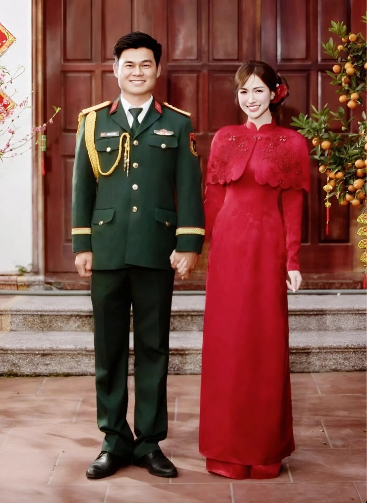 Ngày 7/3, Hòa Minzy lần đầu công khai hình ảnh chồng sắp cưới cùng chuyện tình yêu kín tiếng bốn năm qua. Ca sĩ cho biết gia đình Văn Cương đã sang nhà hỏi cưới cô từ năm 2024 và bạn trai rất được lòng bé Bo - con trai riêng của Hòa Minzy. Hiện Hòa Minzy và Văn Cương xưng hô với nhau là vợ chồng dù chưa thông báo về việc đăng ký kết hôn.