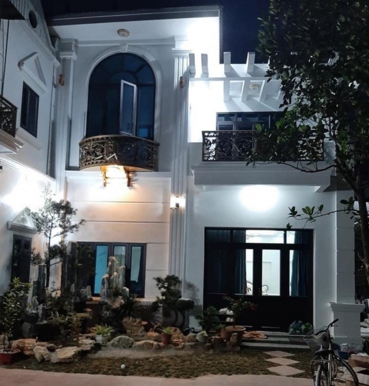 Ngôi nhà của gia đình Hòa Minzy nằm tại khu phố Lạc Xá, phường Quế Tân, thị xã Quế Võ, Bắc Ninh. Công trình có thiết kế hai tầng theo dạng chữ L, bao quanh là khu vườn rộng hơn 1.000 m2. Năm 2022, Hòa Minzy cho xây dựng lại toàn bộ ngôi nhà bằng nguồn tài chính cá nhân.